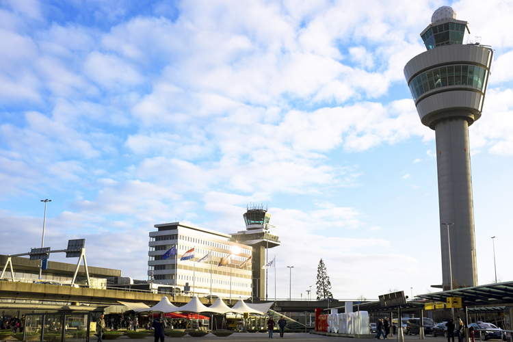 Bestuurders van rondvliegende drones Schiphol opgepakt in Spaarnwoude