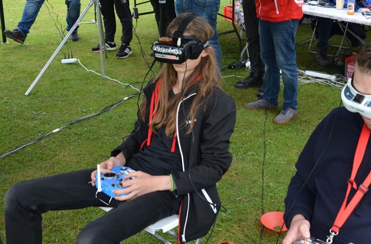 Andreas FPV flitst voorbij met lichtgewicht racedrone