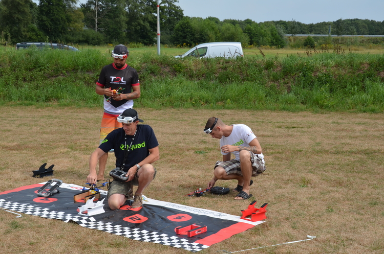 Vince Irie (Jedeye FPV), Davis Helvenstein (Dquad Davis) en Wim Reinders (ControllFPV) bij de startlijn.